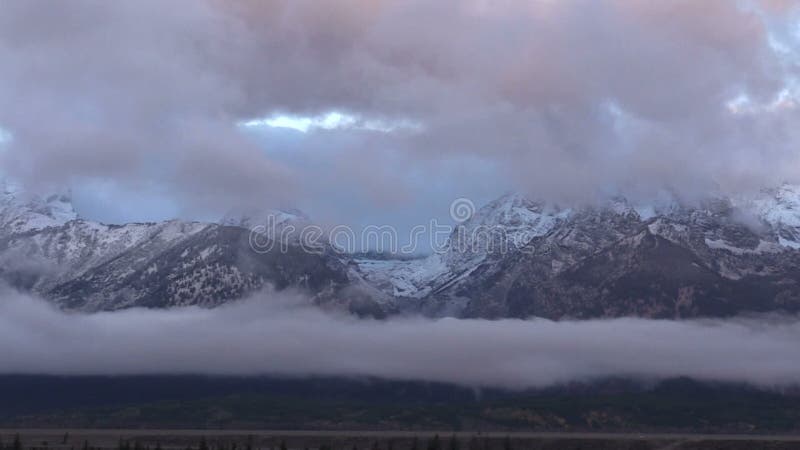 在Tetons的平底锅Alpenglow和云彩在日出