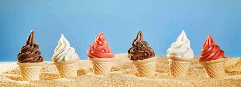 在一个热带海滩的食家冰淇凌在夏天