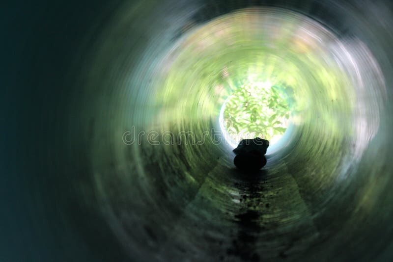 在一个青绿色隧道的岩石剪影 库存图片