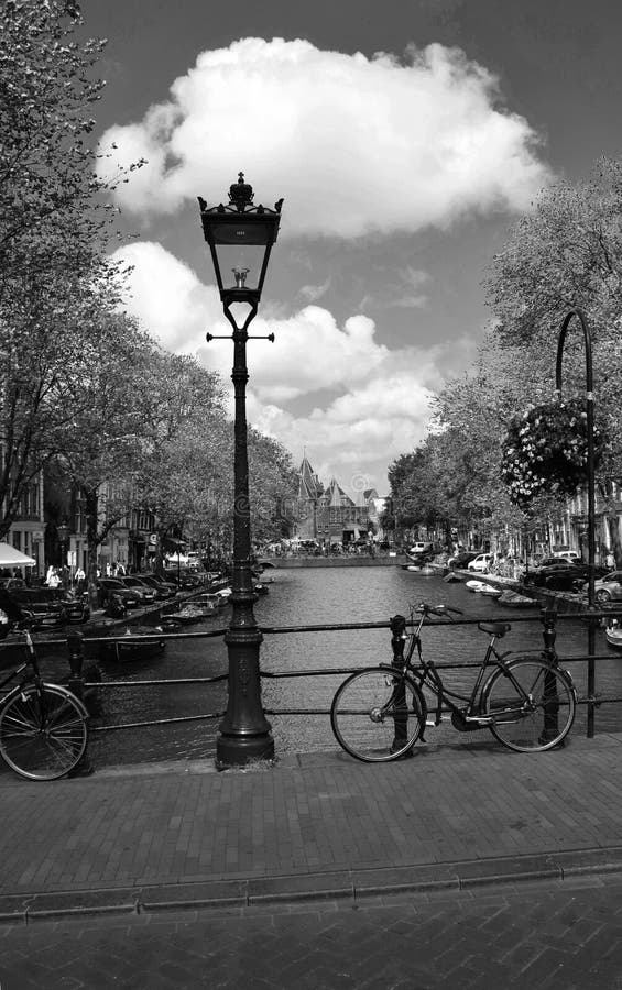 在一座桥梁的黑白街灯横跨AmsterdamÂ的历史的区,Herengracht,荷兰,荷兰运河 图库摄影 在一座桥梁的黑白街灯横跨AmsterdamÂ的历史的区,Herengracht,荷兰,荷兰运河 图库摄影