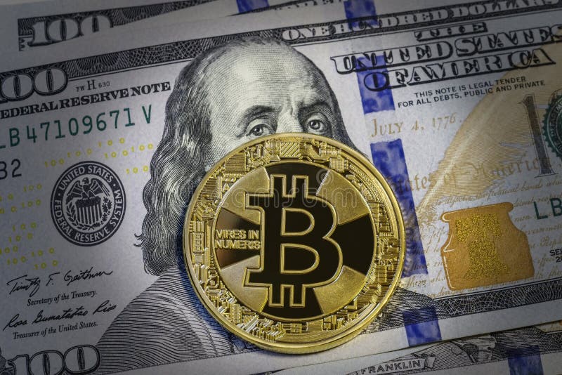 在一百元钞票的金黄bitcoin Cryptocurrency背景 库存照片 在一百元钞票的金黄bitcoin Cryptocurrency背景 库存照片