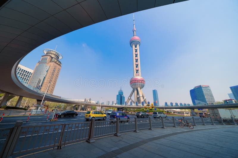 在上海街市地平线,中国的上海东方珍珠电视塔大厦 r 库存照片 在上海街市地平线,中国的上海东方珍珠电视塔大厦 r 库存照片