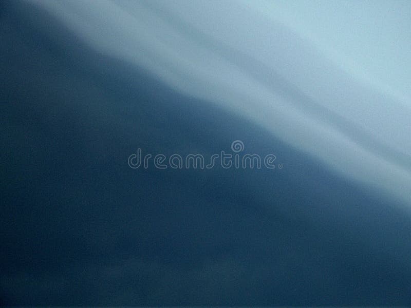 在下午夏天天空的光滑的灰色云彩 免版税库存图片 在下午夏天天空的光滑的灰色云彩 免版税库存图片