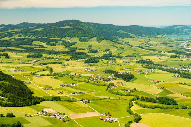 在五颜六色的小领域小包的鸟瞰图在Mondsee,奥地利附近 免版税库存照片 在五颜六色的小领域小包的鸟瞰图在Mondsee,奥地利附近 免版税库存照片