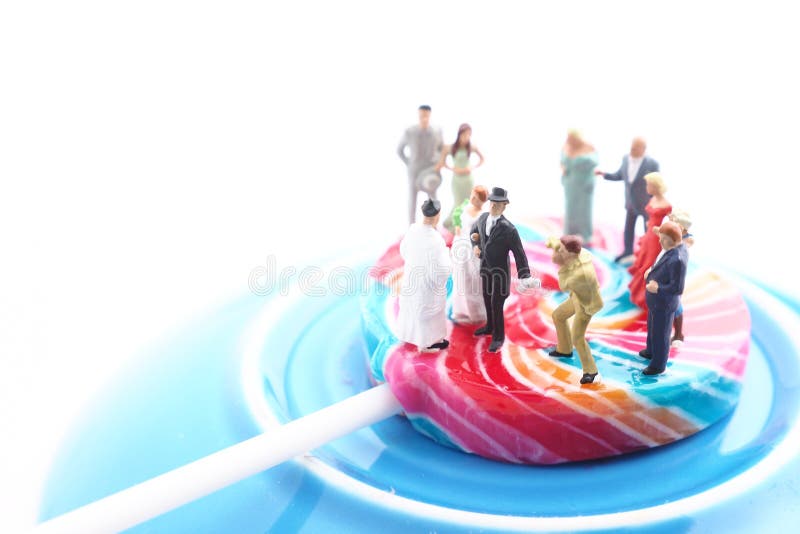 在五颜六色的棒棒糖的婚礼之日 免版税图库摄影