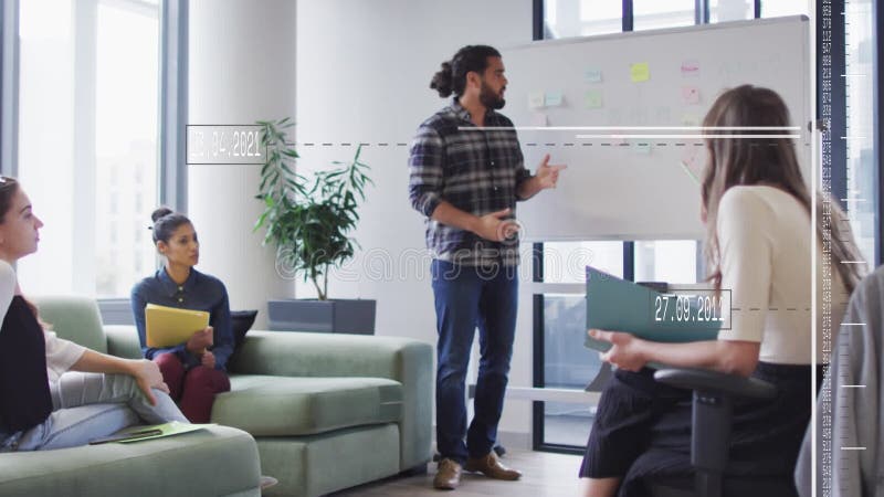 在会议室里,一群商务同事正在使用白板进行头脑风暴 库存例证