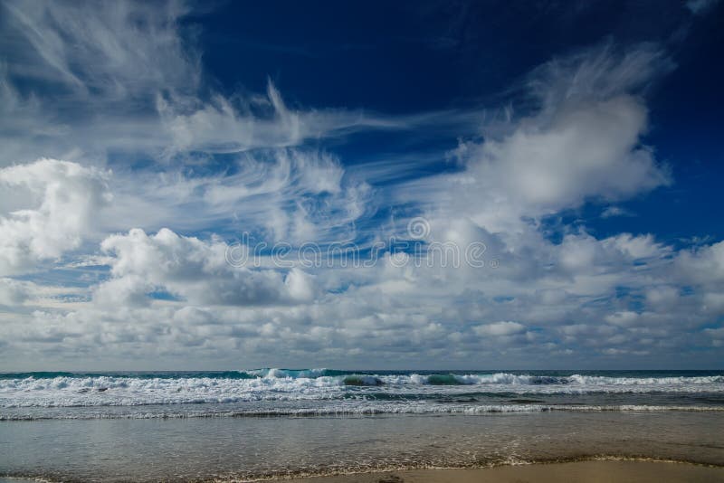 在充满生机的天空下，惊涛骇浪，迷人的海景 库存照片