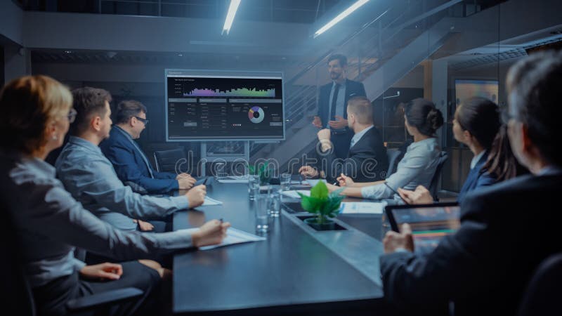 在公司会议室 : 男性高管讲座使用数字互动白板 免版税库存照片