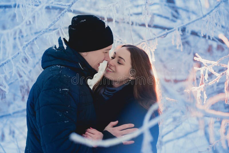 在冬天步行的一对爱恋的夫妇 雪爱情小说,冬天魔术 男人和妇女在冷淡的街道上 人和女孩是休息 图库摄影 在冬天步行的一对爱恋的夫妇 雪爱情小说,冬天魔术 男人和妇女在冷淡的街道上 人和女孩是休息 图库摄影