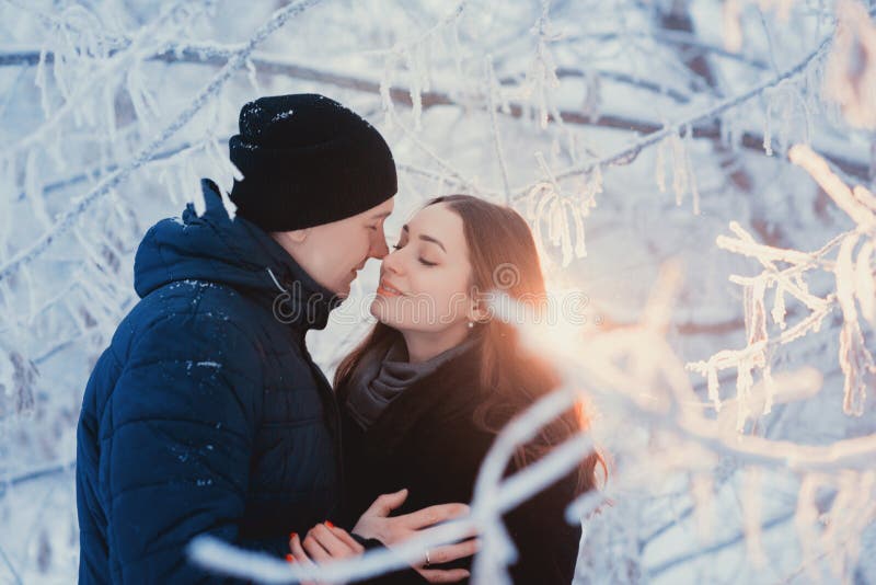 在冬天步行的一对爱恋的夫妇 雪爱情小说,冬天魔术 男人和妇女在冷淡的街道上 人和女孩是休息 免版税图库摄影 在冬天步行的一对爱恋的夫妇 雪爱情小说,冬天魔术 男人和妇女在冷淡的街道上 人和女孩是休息 免版税图库摄影