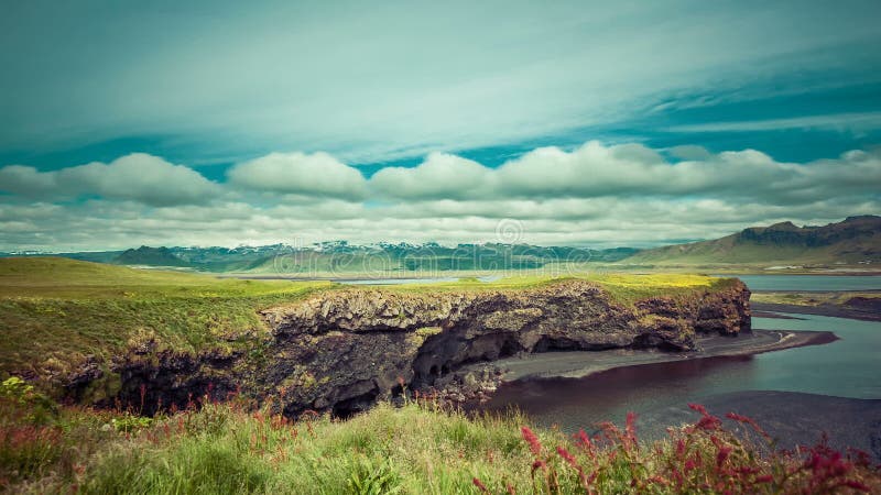在冰岛山风景的移动的云彩