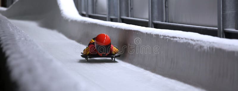 在冰渠道的最基本的突然移动雪撬 免版税库存图片