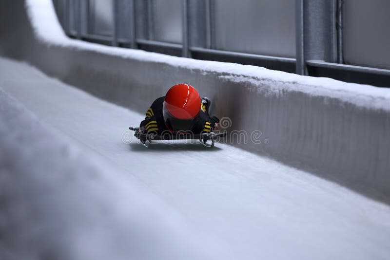 在冰渠道的最基本的突然移动雪撬 免版税库存照片