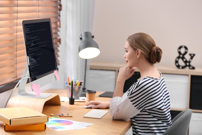 程序员在办公室使用电脑工作 免版税库存照片