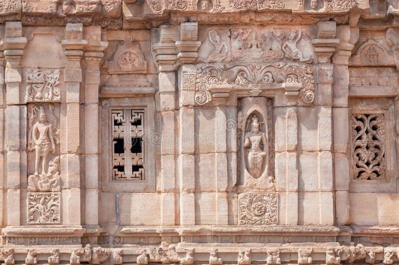 在印度寺庙,建筑学地标古老墙壁上的老雕塑在Pattadakal,印度 科教文组织世界遗产站点 免版税库存照片 在印度寺庙,建筑学地标古老墙壁上的老雕塑在Pattadakal,印度 科教文组织世界遗产站点 免版税库存照片