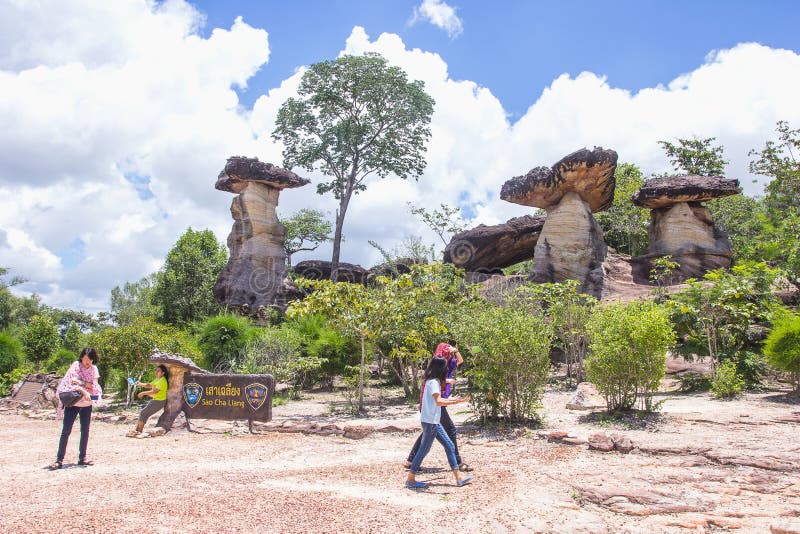 在圣地Chaliang，由水和风腐蚀了在乌汶叻差他尼，泰国的象蘑菇岩石的游客旅行