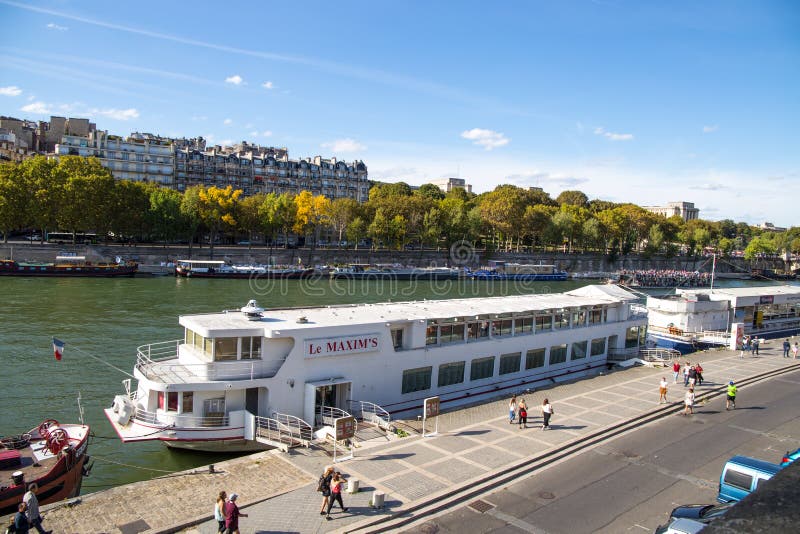 在塞纳河的阿尔马桥梁附近被停泊的游船在巴黎，法国