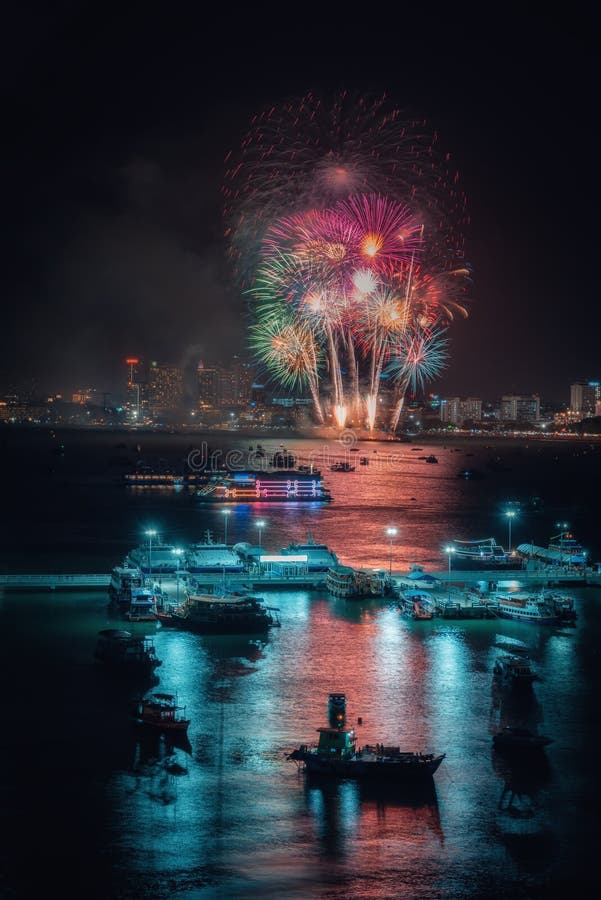 在夜景的烟花国际五颜六色的芭达亚海滩都市风景为给移动的事件假日做广告 库存图片 在夜景的烟花国际五颜六色的芭达亚海滩都市风景为给移动的事件假日做广告 库存图片