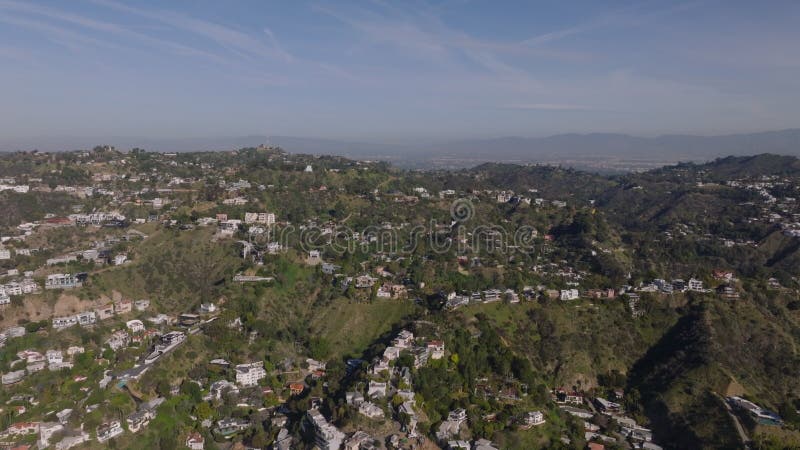 在大都市上方的好莱坞山上，空中拍摄房屋和奢华住宅. 洛杉矶加利福尼亚州