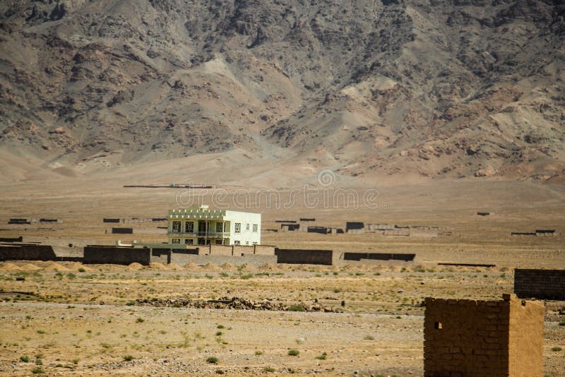 在天旱中间的阿富汗村庄在北部东部 库存图片