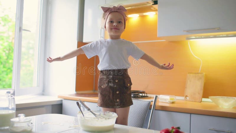 在室内跳舞的风趣蹒跚学步的幼女在阳光明媚的白色环境中玩着玩乐的婴儿 影视素材