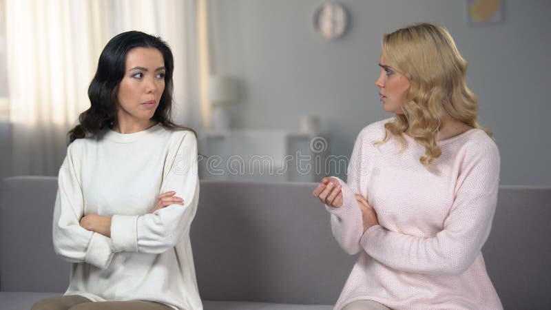 在家争论两名恼怒的妇女，在朋友之间的争吵，误解