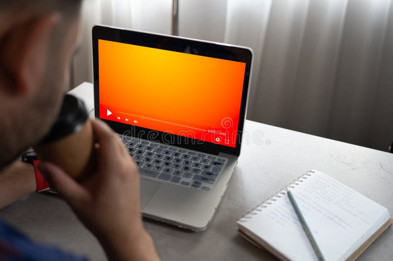 在家使用个人电脑观看在线直播的男性. 网络概念视频流 库存图片