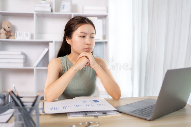 在家课堂上观看教师现场表演或视频通话的亚洲年轻女学生 库存图片