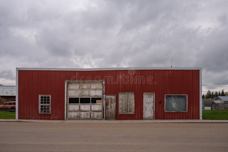 位于Arrowwood小镇主干道上的一家废弃商店 免版税库存照片