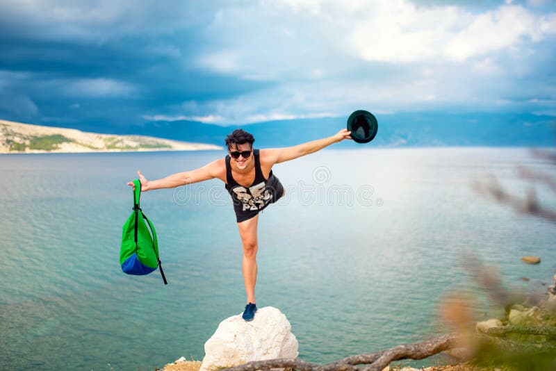 在峭壁顶部的人,在海边海岸线 图库摄影 在峭壁顶部的人,在海边海岸线 图库摄影