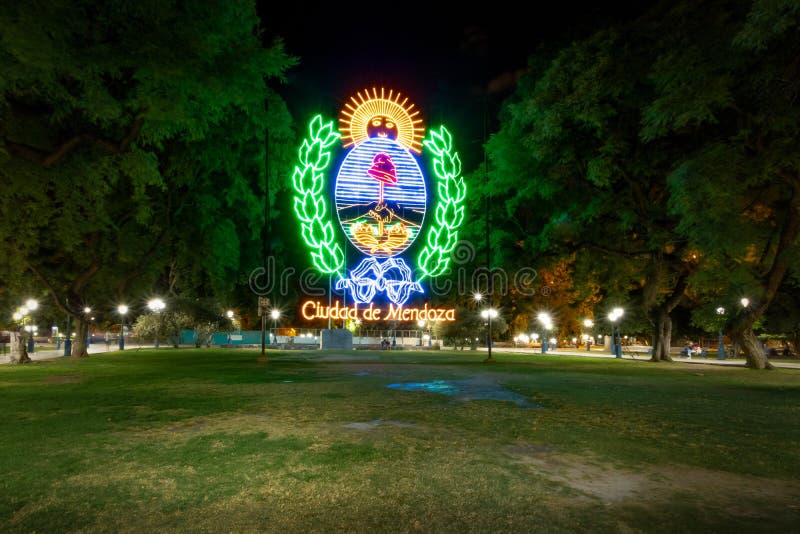 在广场Independencia的Mendoza标志在晚上- Mendoza,阿根廷- Mendoza,阿根廷 库存图片 在广场Independencia的Mendoza标志在晚上- Mendoza,阿根廷- Mendoza,阿根廷 库存图片