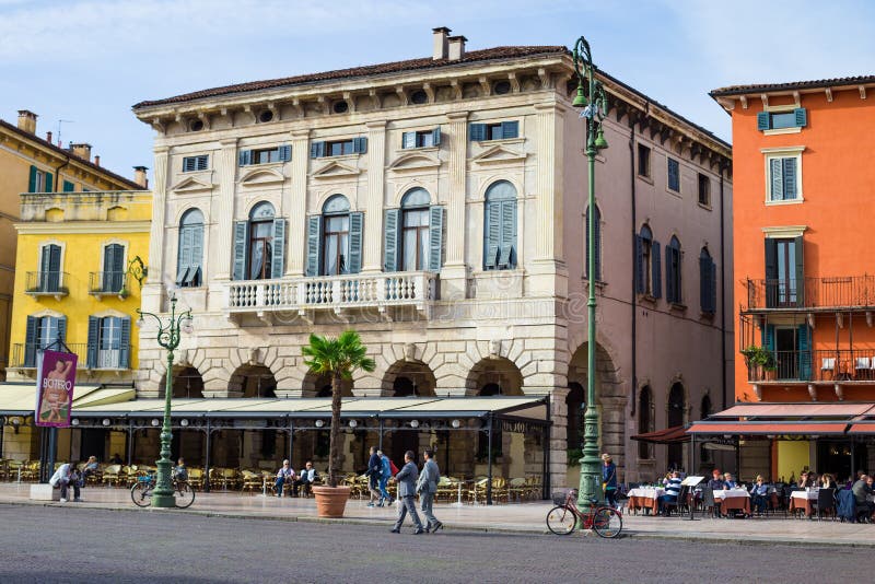 在广场胸罩正方形的五颜六色的大厦在维罗纳市，意大利
