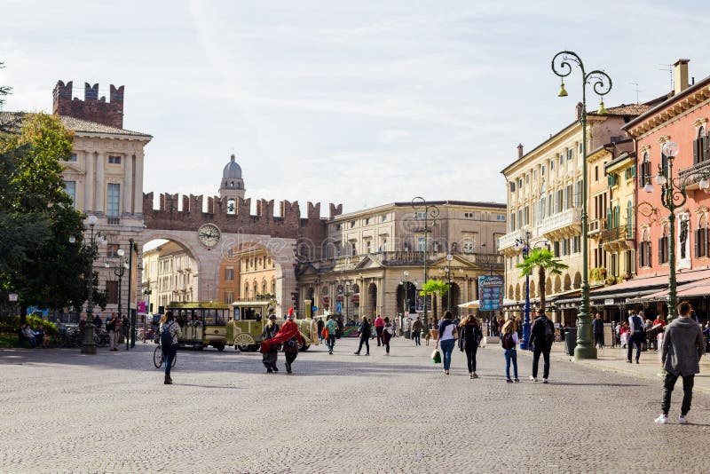 在广场胸罩正方形的古老建筑学在维罗纳，意大利