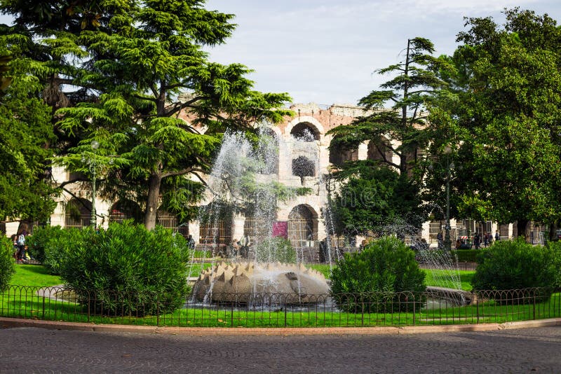 在广场胸罩正方形的喷泉在维罗纳市，意大利