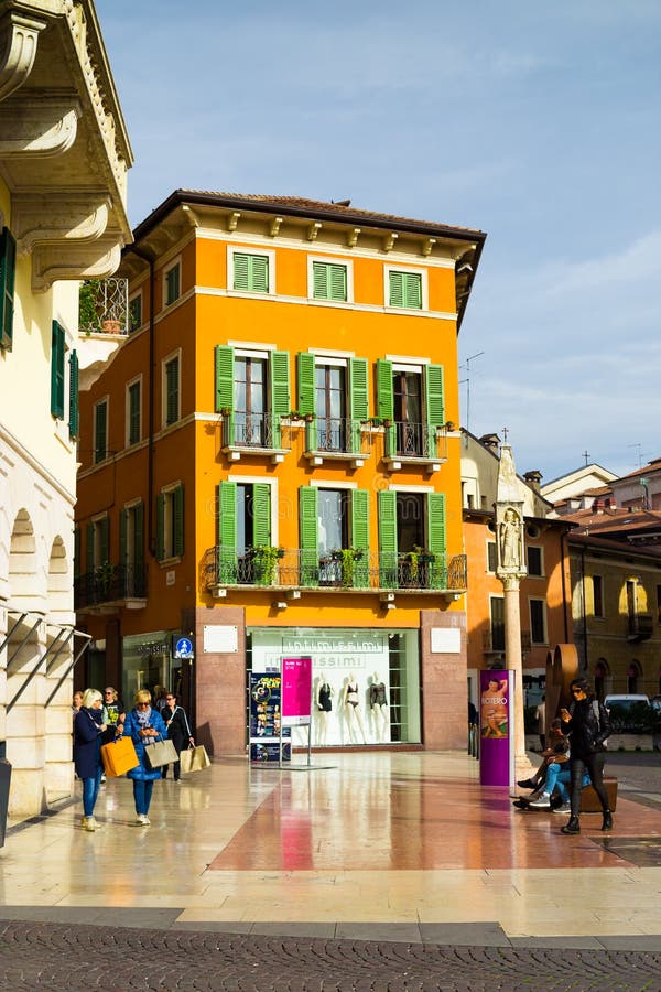在广场胸罩正方形的明亮的五颜六色的大厦在维罗纳市，意大利