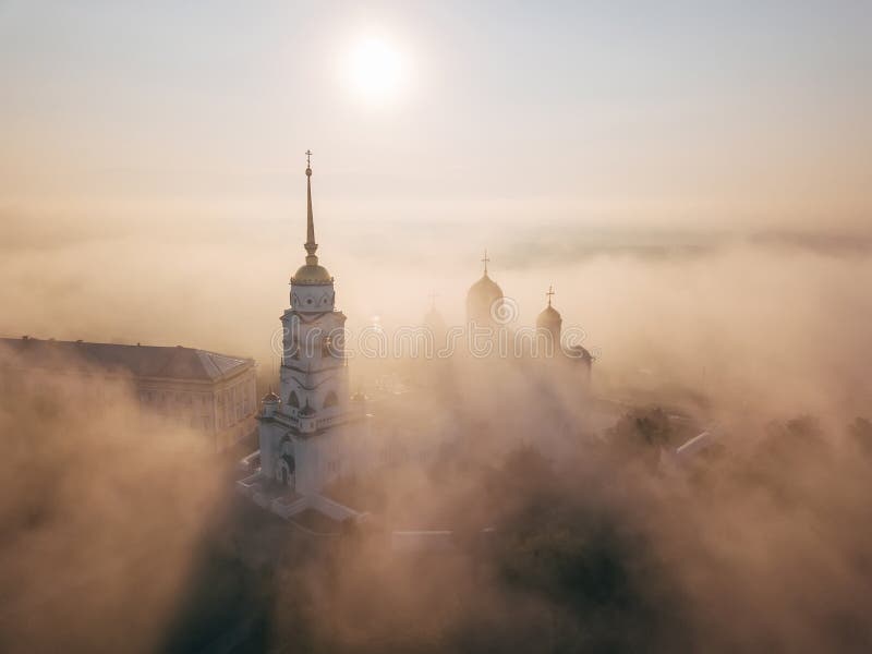 在弗拉基米尔的一个难以置信地美好的有薄雾的早晨 在假定大教堂的鸟瞰图雾的 俄国 vladimir 免版税库存照片 在弗拉基米尔的一个难以置信地美好的有薄雾的早晨 在假定大教堂的鸟瞰图雾的 俄国 vladimir 免版税库存照片