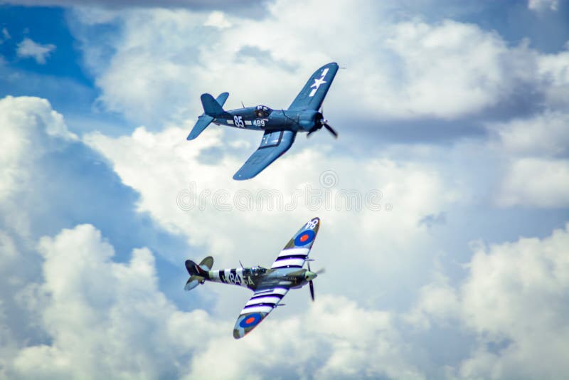 在形成的Warbird跨线桥 免版税库存照片