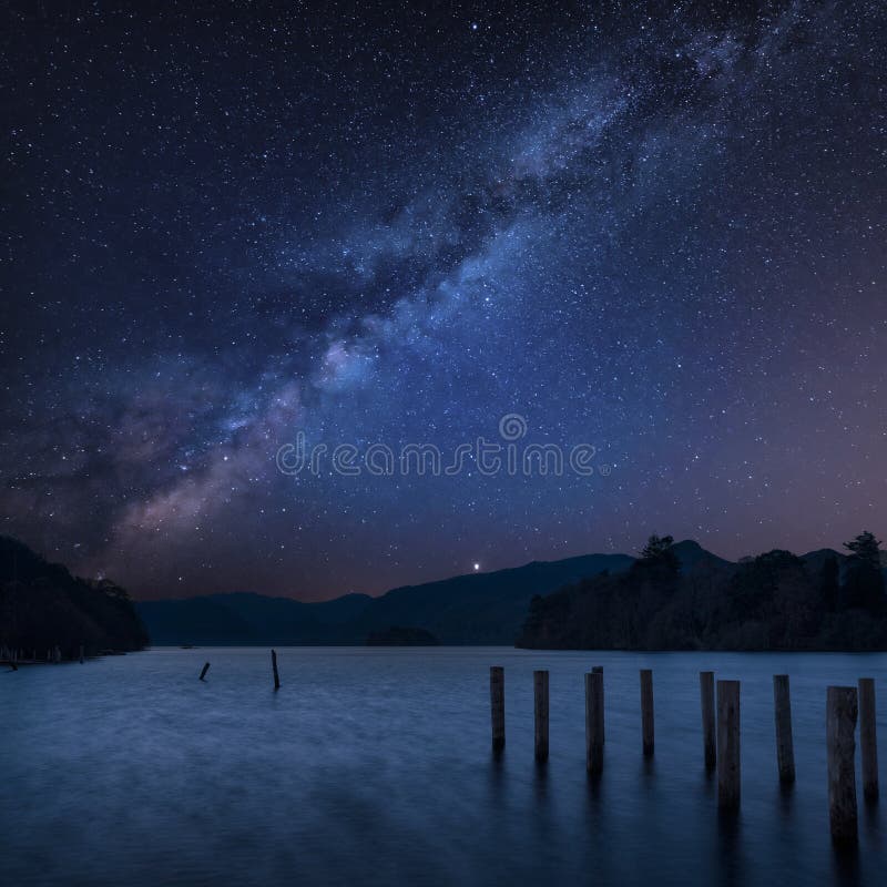 在德文特湖的惊人充满活力的银河综合风景图象在秋天秋天日出期间的湖区与软 库存图片