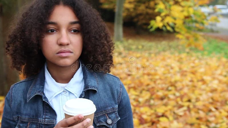 在悲伤或抑郁的咖啡或茶叶外，黑人白种族裔美国少女
