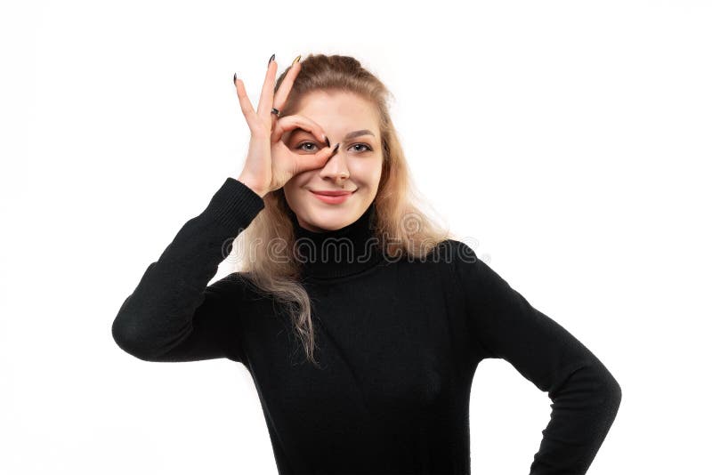 站在突显的白色背景中，一个金发碧眼的美女 库存图片
