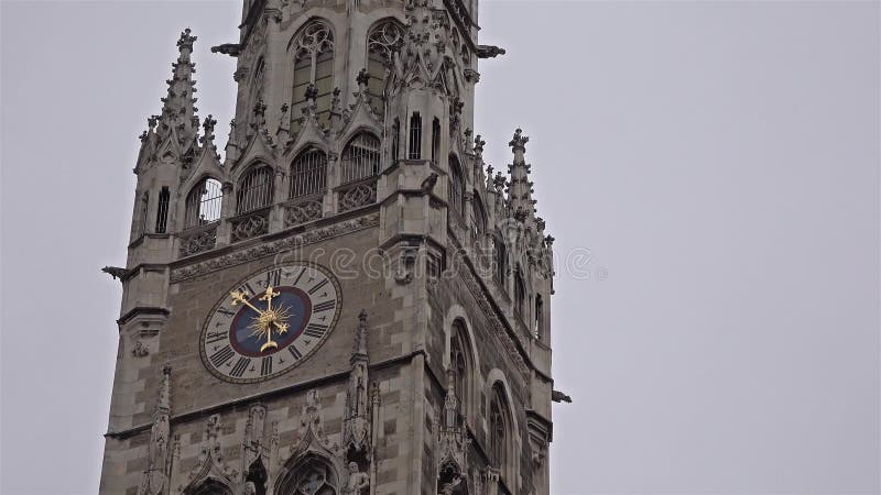 在慕尼黑去12个o `时钟的时间间隔的塔时钟