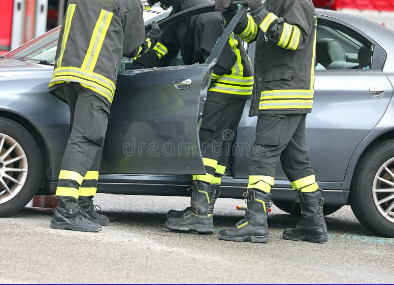 消防员在紧急情况下从失事车辆中救出伤员 免版税库存照片