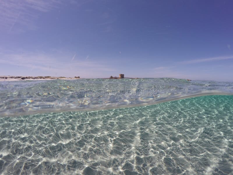 在撒丁岛、斯丁蒂诺的撒丁岛，白色沙子的蔚蓝海洋，全景背景，带复制空间的波纹水面 库存照片