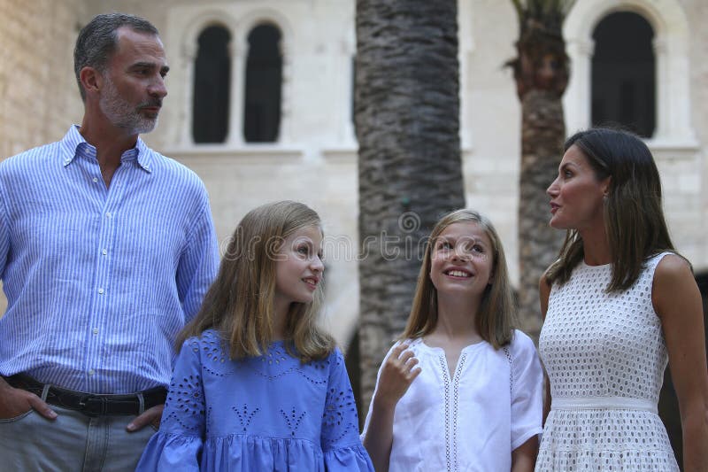 西班牙王室在马略卡岛度过暑假并合影留念 库存照片