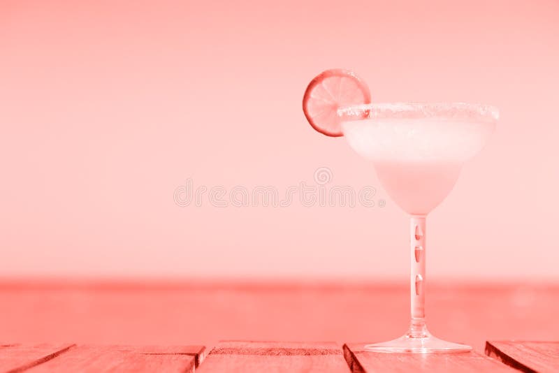 在木码头的玛格丽塔鸡尾酒 经典饮料的概念 背景海滩蓝色五颜六色的天空伞假期 居住的珊瑚题材-年的颜色2019年 库存照片 在木码头的玛格丽塔鸡尾酒 经典饮料的概念 背景海滩蓝色五颜六色的天空伞假期 居住的珊瑚题材-年的颜色2019年 库存照片