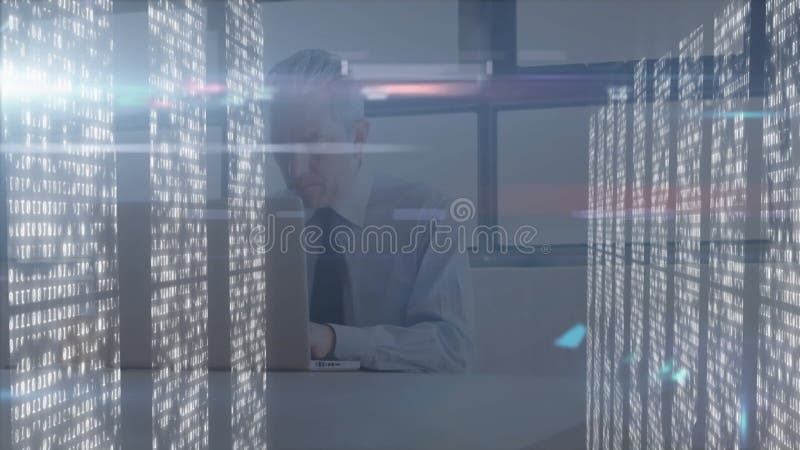 在未来办公桌前工作的商人观看全息数据流 股票视频