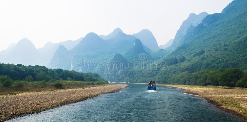 在李河,桂林的游船向阳朔,兴平,中国 免版税库存照片 在李河,桂林的游船向阳朔,兴平,中国 免版税库存照片