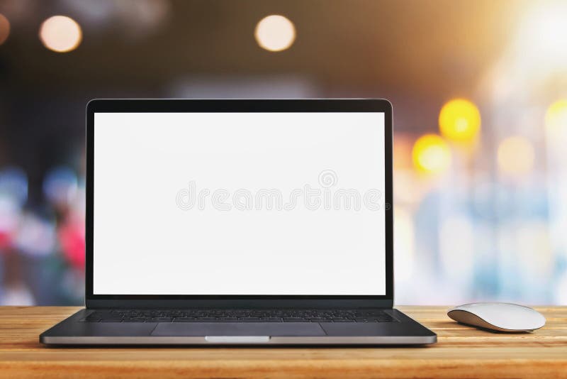 在桌上的手提电脑空白白色屏幕在咖啡馆 库存图片