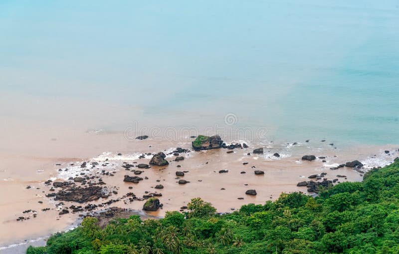 在森林安静和平静蓝色海岸线附近的岩石软的淡色蓝色海滩 在困难的宁静 免版税库存照片 在森林安静和平静蓝色海岸线附近的岩石软的淡色蓝色海滩 在困难的宁静 免版税库存照片