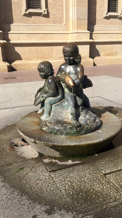 在毛发的正方形、萨瓦格萨& x28的喷泉; Plaza del Pilar de Zaragoza& x29; 西班牙 免版税库存图片 在毛发的正方形、萨瓦格萨& x28的喷泉; Plaza del Pilar de Zaragoza& x29; 西班牙 免版税库存图片